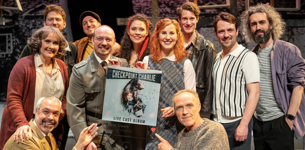 Stef Bos reikt album uit aan cast Checkpoint Charlie Weekblad Party