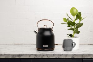 209429 Heritage Kettle (black & Copper) Lifestyle