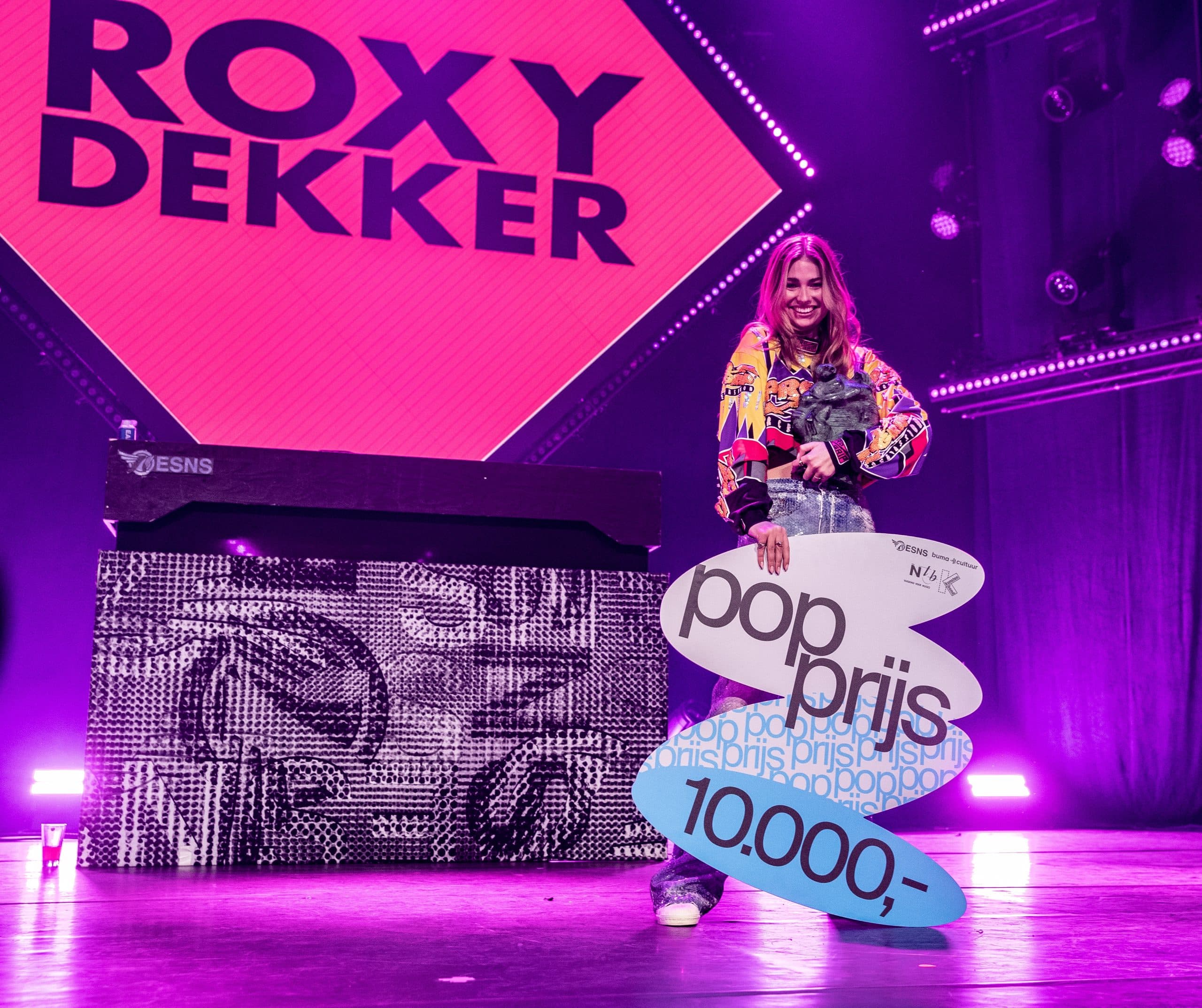 Roxy Dekker Wint Popprijs 2024 Na Jaar Met Vier Nummer 1 hits Roxy Dekker Wint Popprijs 2024 Na Jaar Met Vier Nummer 1 hits