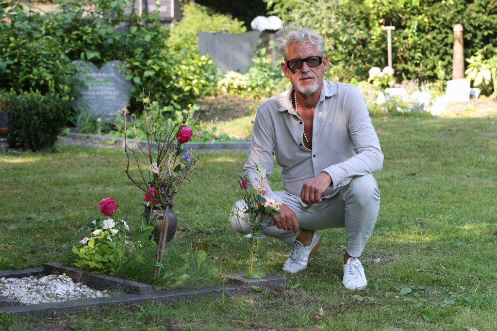 John Heuckerot Bij Graf Ouders 23