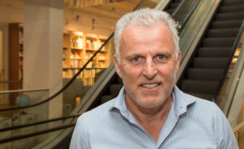 Overhandiging Van Het Eerste Exemplaar Aan Peter R. De Vries