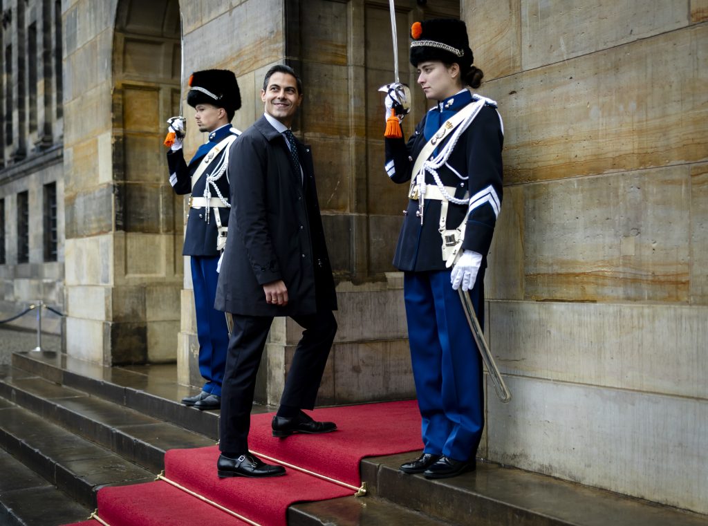 Koningspaar Begint Met Nieuwjaarsontvangsten