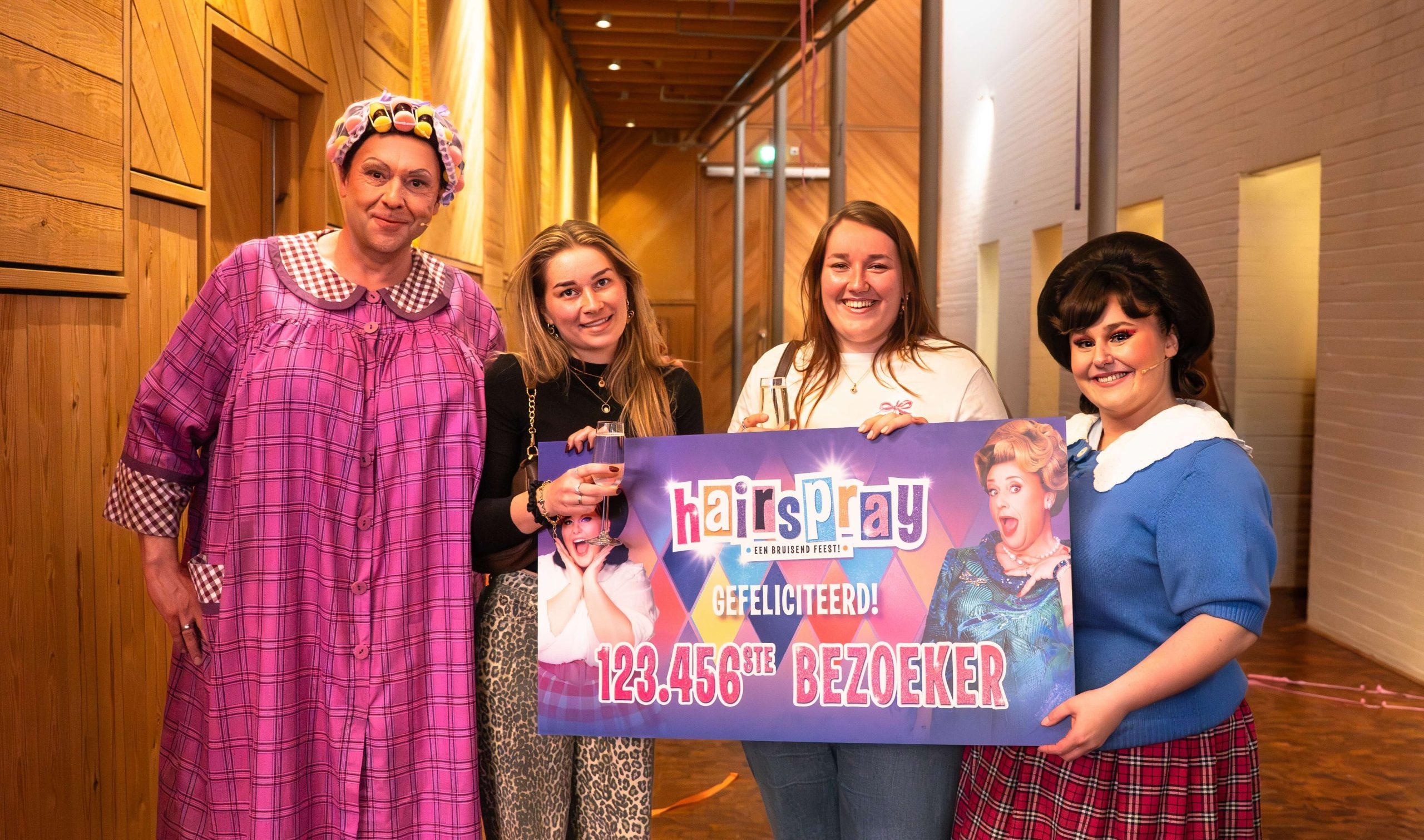 Richard Groenendijk En Tamar Floor Overvallen 123.456ste Hairspray Bezoeker