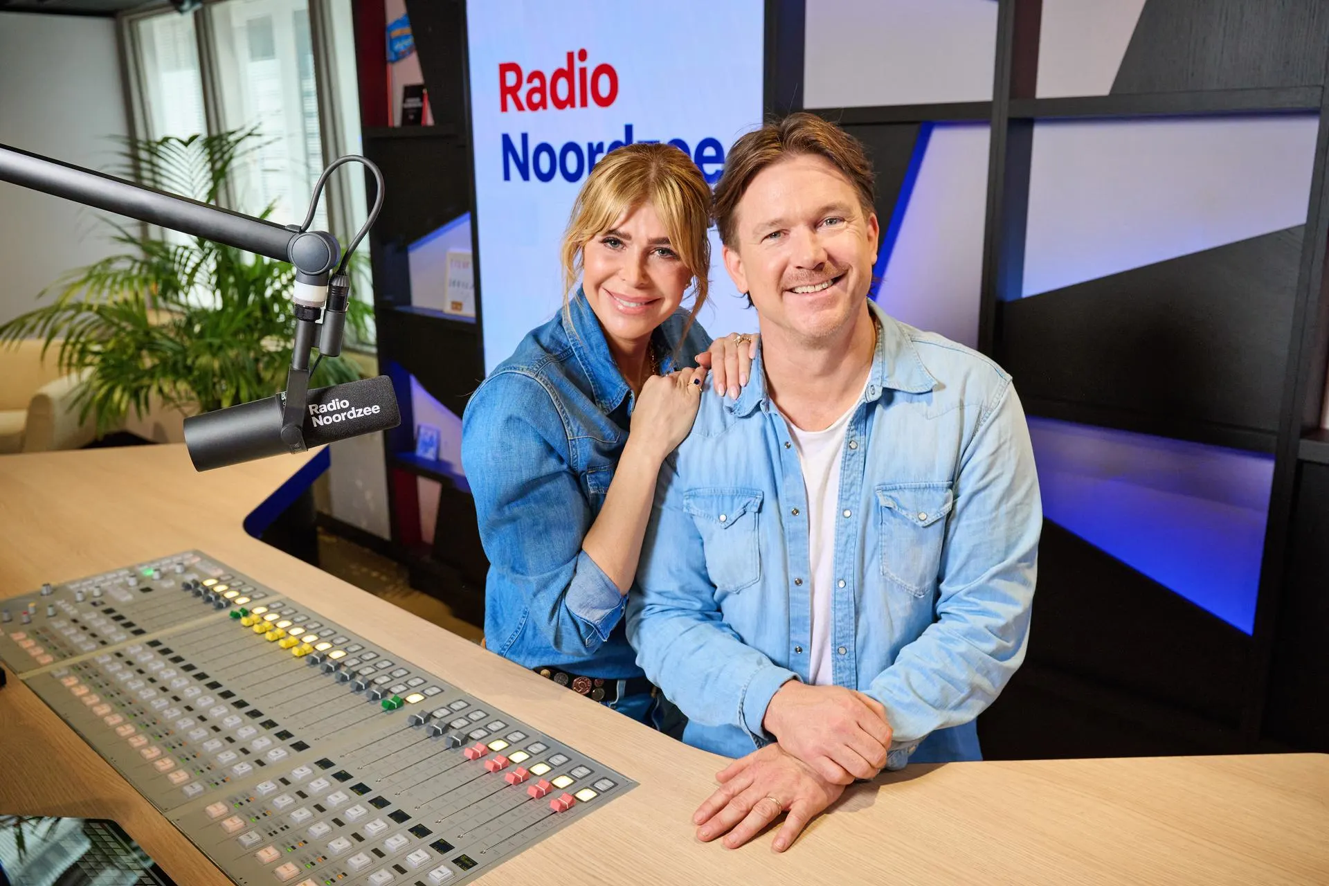 Radio Noordzee Johnny De Mol En Estelle Cruijff Swirl Studio