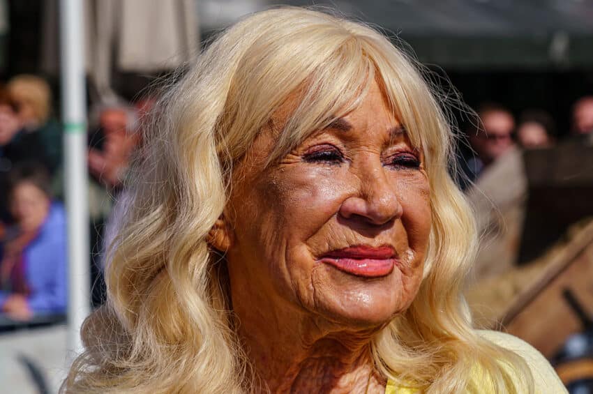 Mary Borsato Luid De Kaasbel Op Het Waagplein