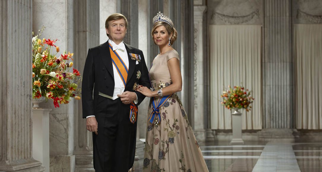 Staatsiefoto Koning Willem Alexander En Koningin Maxima In Burgerzaal 2018 Erwin Olaf Liggend